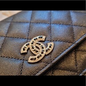 🔥SOLD🔥authentic CHANEL Caviar Quilted Crystal CC Wallet On Chain WOC